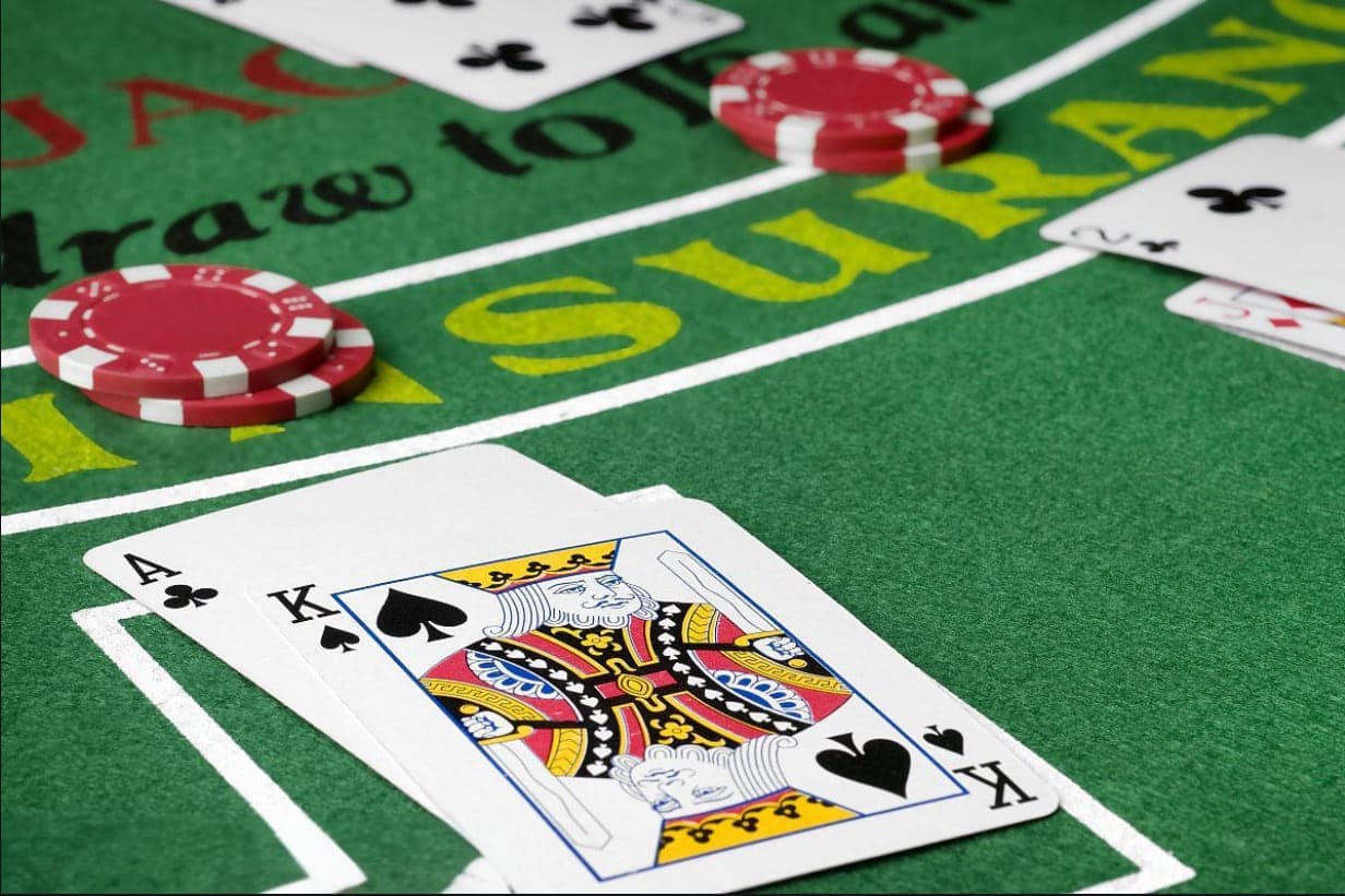 Como jogar Blackjack: Regras, estratégias e erros comuns